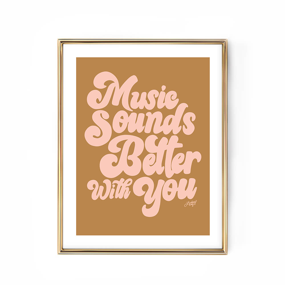 La música suena mejor contigo - Con letras a mano - Impresión de arte